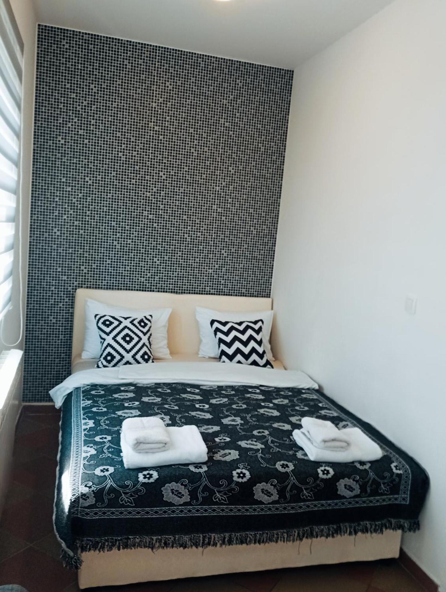 Easy Check In Apartments 021 Vladika Нови-Сад Экстерьер фото